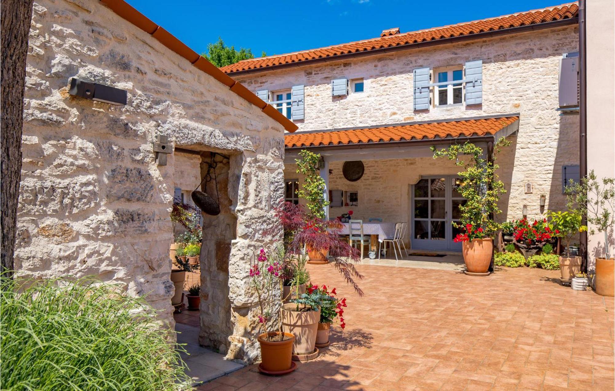 Amazing Home In Foli With Kitchen Esterno foto